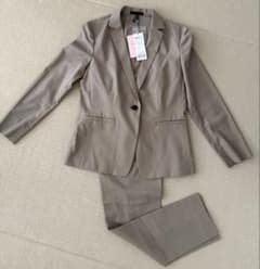 iCB/タグ付き/グレー ベージュビジネススーツ パンツスーツ上下 iCB/タグ付き/グレー ベージュビジネススーツ パンツスーツ上下 - メルカリ