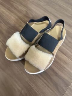 UGGサンダル　22.5㎝のサムネイル