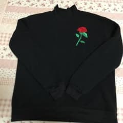 黒トレーナー  バラの刺繍のサムネイル