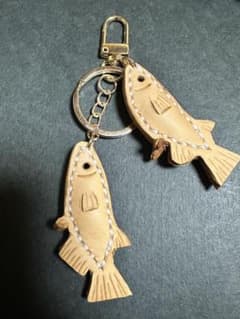 本革　メダカ　キーホルダー　ヌメ革　レザー　雄雌　ハンドメイド　ゴールドのサムネイル