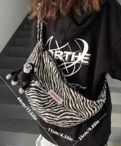 新品】ゼブラ柄 クロスボディバッグ キャンバス 大容量 - メルカリ