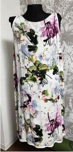多色の花柄が施されたノースリーブのAラインドレスのサムネイル