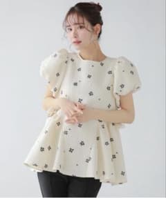【完売品・未使用に近い】フラワースフレジャガードトップスのサムネイル