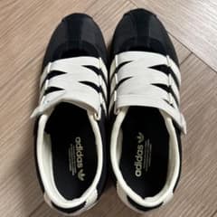 adidas スニーカー ブラック ホワイトメリージェーンのサムネイル