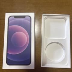 iPhone12의 빈 상자와 액세서리