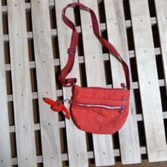Kipling ショルダーバッグ レッド モンキーチャーム付きのサムネイル