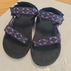 Teva キッズ サンダル ネイビー ピンク柄　15cmのサムネイル