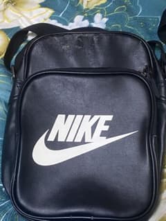か*り様 NIKE ショルダーバッグ ブラックのサムネイル