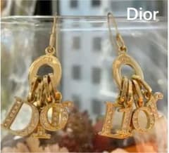 【美品】　最終値下げ‼️DIORローマ字一個一個光って揺れるお洒落ピアスのサムネイル