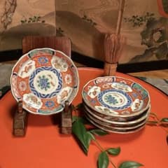 A1028 古伊万里　染錦手　輪花型　見込牡丹に蝶　窓絵　花唐草　小皿　5枚 A1028 古伊万里 染錦手 輪花型 見込牡丹に蝶 窓絵 花唐草 小皿 5枚