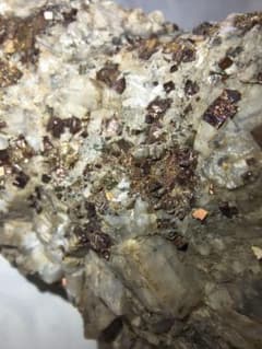 95. 国産鉱物】 黄銅鉱（チャルコパイライト）/ 方解石 共生原石 625g 95. 国産鉱物】 黄銅鉱（チャルコパイライト）/ 方解石 共生原石 625g