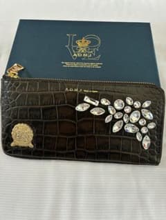 ADAJ アクセソワ スワロフスキー 長財布 こげ茶 豪華✨ - メルカリ