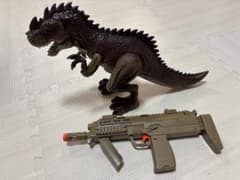 恐竜フィギュアとサブマシンガンのサムネイル