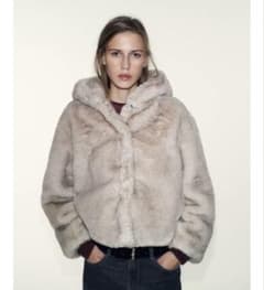 ZARA ショートフェイクファーコートフード付き - メルカリ