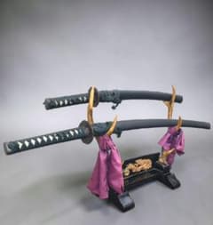 【模造刀】 二本掛け 鹿の角風刀掛けスタンド付き 龍レリーフ 観賞用 レトロ 模造刀】 二本掛け 鹿の角風刀掛けスタンド付き 龍レリーフ 観賞用