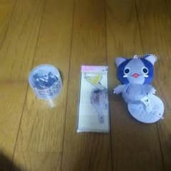人形とキーホルダーとコナンのマスコットのサムネイル