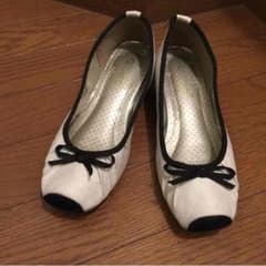 白のパンプスのサムネイル