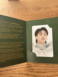 JUNG KOOK　展示会　GOLDEN 入場特典トレカ　ジョングクのサムネイル