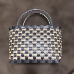黒とベージュの編み込みPPカゴバッグのサムネイル