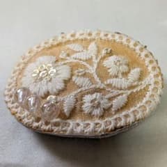 刺繍とビーズのフラワーバレッタのサムネイル