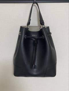 美品✨FURLA フルラ バッグ ステイシーショルダー バケット 巾着 ブラックのサムネイル