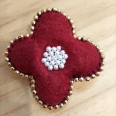 赤いフェルトの花形ブローチのサムネイル