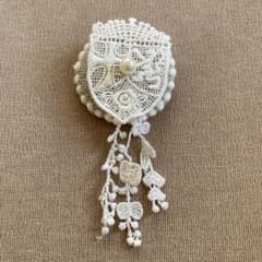 ミナペルホネンハンドメイド レースとパールのブローチ - メルカリ