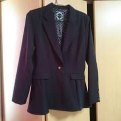 黒のジャケットのサムネイル