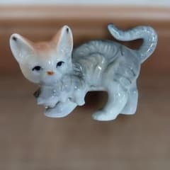 子猫をくわえた猫 親子 置物 陶器製 ミニチュア レトロ - メルカリ