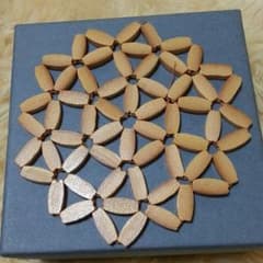 新品・未使用!! お花の形 木製 鍋しき 2枚セットのサムネイル