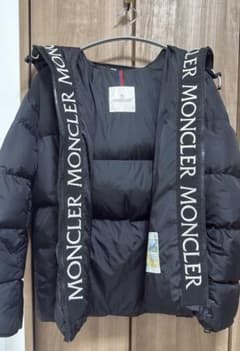 MONCLER ブラック ダウンジャケット フード付きのサムネイル