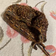 ハンドメイド　ブラウン編み込みベレー帽 リボン付きのサムネイル