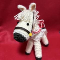 干支　白い馬のあみぐるみ　ハンドメイド　お正月飾りのサムネイル