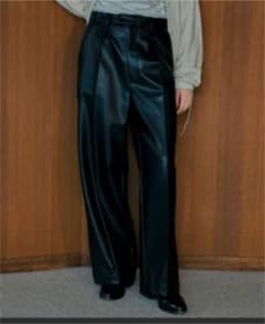 フェイクレザーワイドストレートパンツ soerteのサムネイル