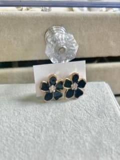 花デザイン イヤリング 黒と金のサムネイル