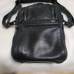 TUMI レザー ショルダーバッグ ブラックのサムネイル