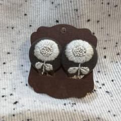 お花刺繍 くるみボタン イヤリングのサムネイル
