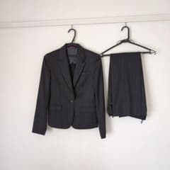 （先約あり）【中古品】レディースビジネススーツ9号サイズ上下セット　黒ストライプのサムネイル