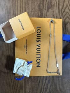 LOUIS VUITTON ネックレス エセンシャルV シルバーカラーのサムネイル