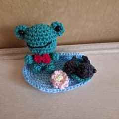 ハンドメイド かぎ針編み あみぐるみ カエルとおたまじゃくしのサムネイル