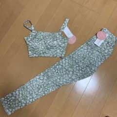 emmi ヨガウェアのサムネイル