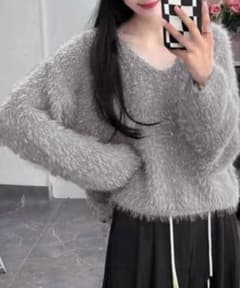 ラメ　シャギーニット　グレー Vネックのサムネイル