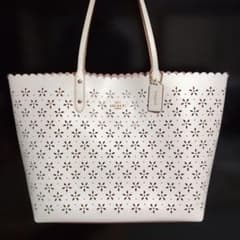 COACH トートバッグ パンチング花柄 チャーム付 レザー ホワイト