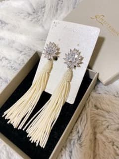 【美品】ビーズタッセルイヤリング　sweet ribbon スウィートリボンのサムネイル
