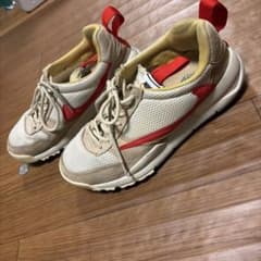 Nike スニーカー ベージュ/レッドのサムネイル
