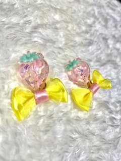 ピンクいちごイヤリング　キッズ　イエローピンクリボンのサムネイル