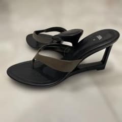 値下げ　未使用　ZARA トングウェッジソール サンダル　カーキ ブラック 37のサムネイル