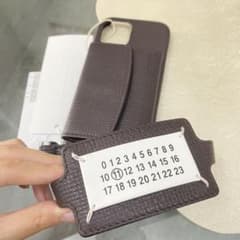 ラスト１【新品】マルジェラ ユニセックス ハンドストラップ付 iPhoneケース ラスト1【新品】マルジェラ ユニセックス ハンドストラップ付 iPhone