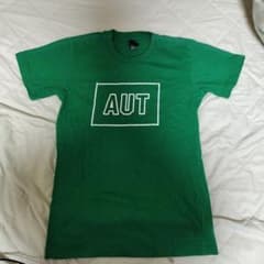 AUTロゴ入り緑色クルーネックTシャツのサムネイル