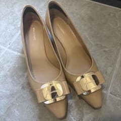 FERRAGAMO ベージュ ポインテッドトゥリボンパンプス箱あり FERRAGAMO ベージュ ポインテッドトゥリボンパンプス箱あり - メルカリ